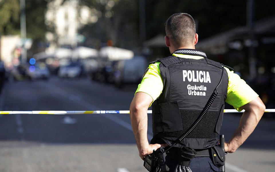 
De acordo com a polícia espanhola, foram encontradas mais de 120 latas de gás destinadas a realizar "mais um ou vários" atentados na cidade de Barcelona; a polícia também declarou que o atentado de 17 de agosto foi realizado por uma só pessoa, mas o chefe da polícia não pode confirmar quem dirigia a van que atropelou os pedestres
