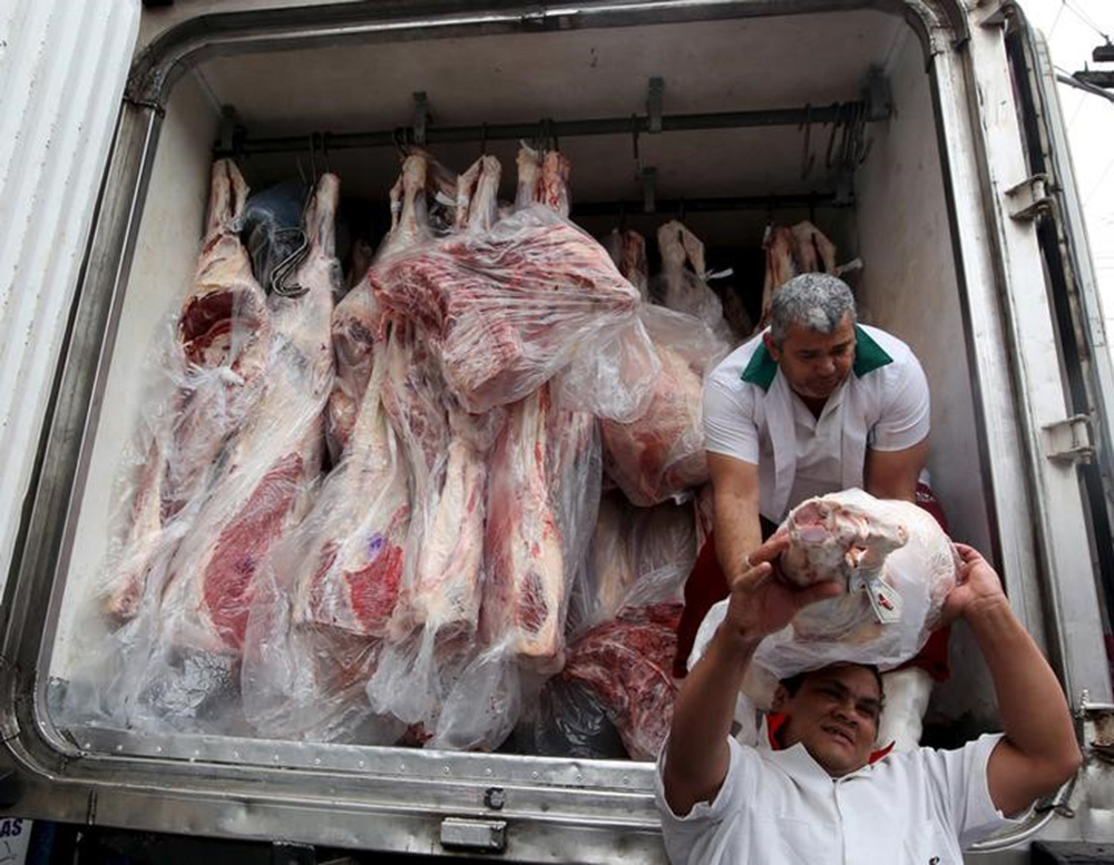 Trabalhadores descarregam carne de caminhão, em São Paulo 03/06/2015 REUTERS/Paulo Whitaker
