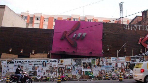 Há exatos quatro anos, na madrugada de 27 de janeiro de 2013, 242 jovens morreram, vítimas da asfixia e da superlotação em um evento universitário na Boate Kiss, em Santa Maria, cidade situada a cerca de 300 quilômetros de Porto Alegre. O luto dos familiares e amigos das vítimas foi convertido, logo depois, em luta. Luta desigual contra um poder constituído para proteger aqueles que deveriam ser exemplarmente punidos