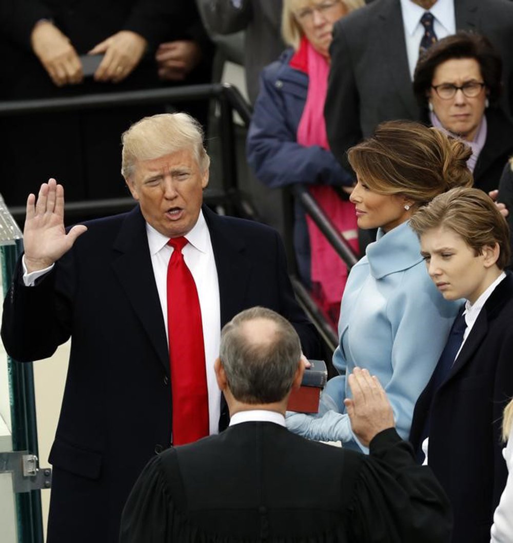 Donald Trump faz juramento como presidente dos EUA em Washington. 20/1/2017. REUTERS/Kevin Lamarque