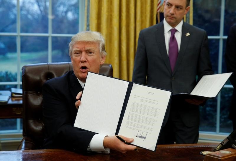 O presidente dos Estados Unidos, Donald Trump, mostra a ordem que formaliza a saída do acordo Transpacífico após assiná-la na Casa Branca, em Washington 23/01/2017 REUTERS/Kevin Lamarque