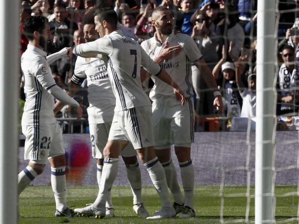 O Real Madrid alcançou um recorde espanhol de 39 jogos invicto em todas as competições que disputa, ao golear o Granada por 5 x 0 e abrir seis pontos de vantagem na liderança do campeonato espanhol