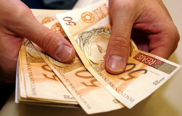 A política de valorização real do salário mínimo, importante conquista da sociedade brasileira implementada nos governos Lula e Dilma, está sendo jogada na lata de lixo por um governo ilegítimo, derivado de um golpe de Estado, que insiste em aprovar um conjunto de reformas que anulam os direitos sociais conquistados nos últimos 70 anos