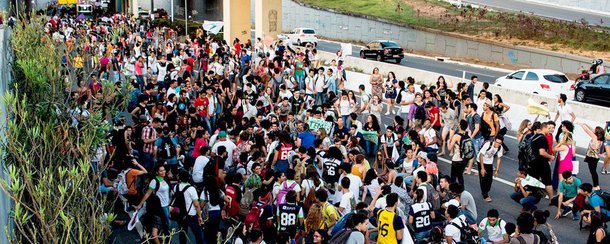  invadam as ruas, protestem e acordem o gigante, pois, como bem afirma Che Guevara, “ser jovem e não ser revolucionário é uma contradição genética”. Jovens, o Brasil pertence a todos vocês! Por isso, continuem lutando por ele!