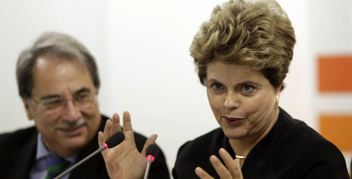 Em Sevilha, na Espanha, Dilma Rousseff disse em coletiva de imprensa que, "dadas as suspeitas que existem no Brasil" de que a queda do avião que levava o ministro do STF Teori Zavascki "poderia ser um atentado, o caso deve ser rigorosamente investigado"; "Tem que investigar a morte e ver do que se trata", acrescentou; a respeito do ministro, descreveu: "Não era perfeito, porque era um ser humano, mas devemos reconhecer suas muitas qualidades"; Dilma afirmou ainda que "acredita e espera" que o ex-presidente Lula volte a ser candidato a presidente nas eleições de 2018; "Será importante para o Brasil que Lula seja candidato. O segundo golpe depois do meu impeachment é impedir que Lula seja candidato porque as pesquisas indicam seu nome em primeiro e que ganharia as eleições"