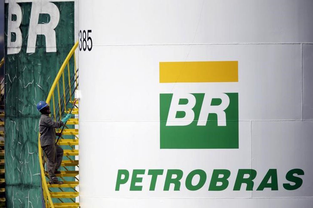 Um trabalhador pinta um tanque da Petrobras em Brasília. 30/09/2015. REUTERS/Ueslei Marcelino