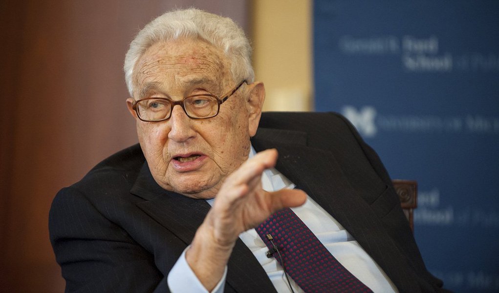 "Não duvido que os russos nos hackearam. Mas eu espero que nós também lancemos alguns ataques lá", declarou o ex-secretário de Estado norte-americano Henry Kissinger em entrevista ao canal de televisão CBS News