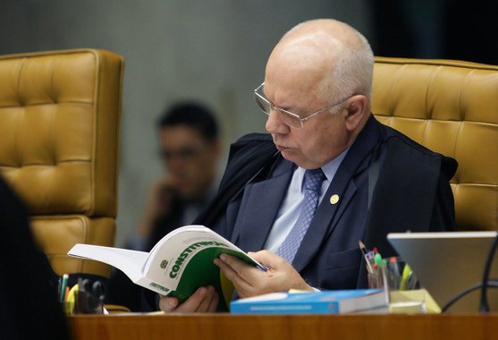 A omissão do Ministro Teori Zavascki, ao permitir que um rematado ladrão liderasse o processo que trouxe o Brasil à condição atual, passando de república presidencialista a uma canalhocracia parlamentar, pode, em última análise, ter sido elemento chave da tragédia que ceifou sua vida. O Ministro tinha todas as condições de ter afastado Eduardo Cunha da Presidência da Câmara antes da sessão de 17 de abril, cujas cenas cobriram o país de vergonha; de todos modos, essa mesma omissão iniciou a degradação sem precedentes e que fez derreter o país, sua economia e seu incipiente projeto de democracia