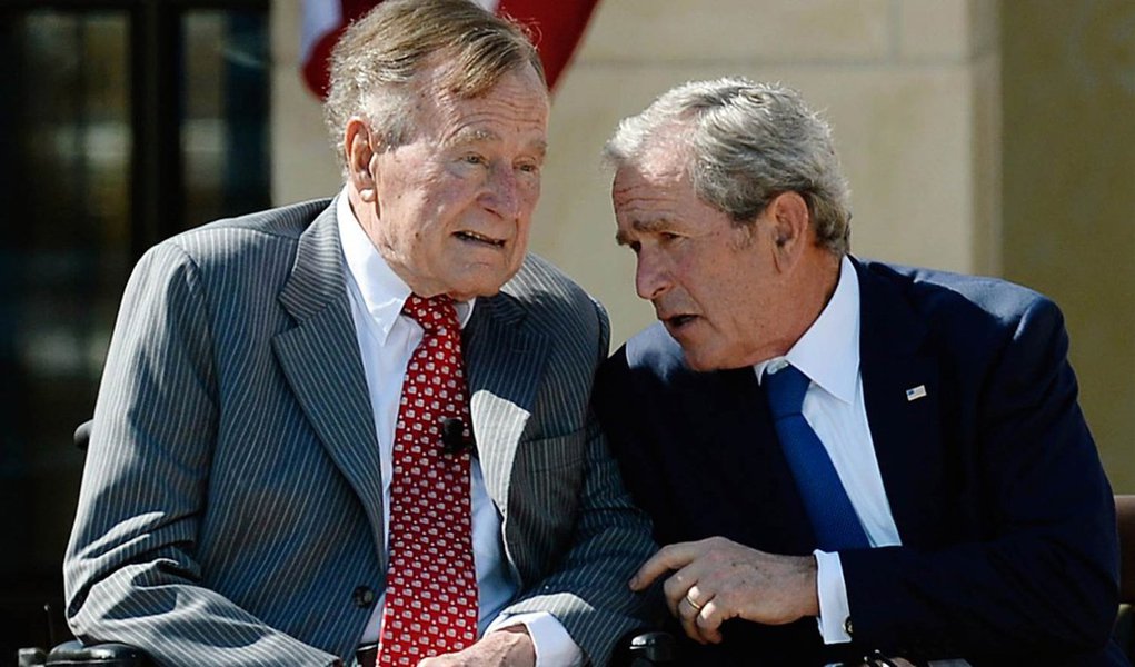 O ex-presidente dos Estados Unidos George H.W. Bush foi hospitalizado em Houston, relatou na quarta-feira a rede KHOU, afiliada da CBS Houston, citando uma assessora; Bush, de 92 anos, estava em condição estável e "passando bem"; Bush pai sofre de mal de Parkinson e usa uma cadeira de rodas ou uma scooter motorizada para se locomover