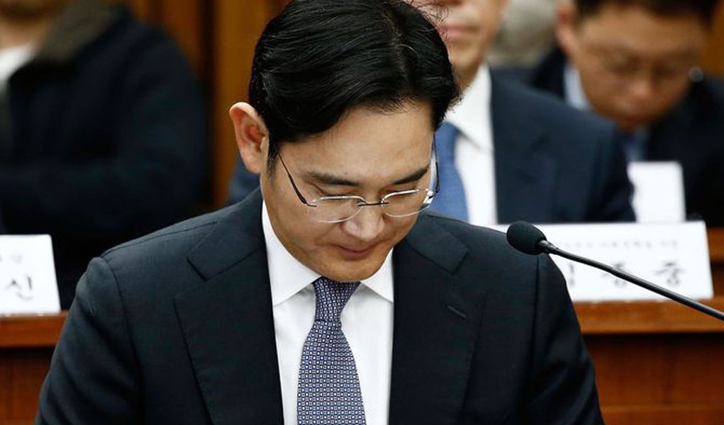 Promotores especiais sul-coreanos interrogaram nesta quinta-feira o líder do conglomerado Samsung sobre suspeita de pagamento de propina em um escândalo político que levou ao impeachment da presidente do país, Park Geun-hye; "Peço desculpas ao povo sul-coreano por não mostrar um lado melhor", disse o chefe da Samsung, Jay Y. Lee; Promotores afirmaram na quarta-feira que Lee é um dos suspeitos no esquema e estão investigando se a Samsung deu US$ 25,3 milhões para uma empresa em troca de receber permissão para uma fusão entre a Samsung C&amp;T e Cheil Industries, em 2015