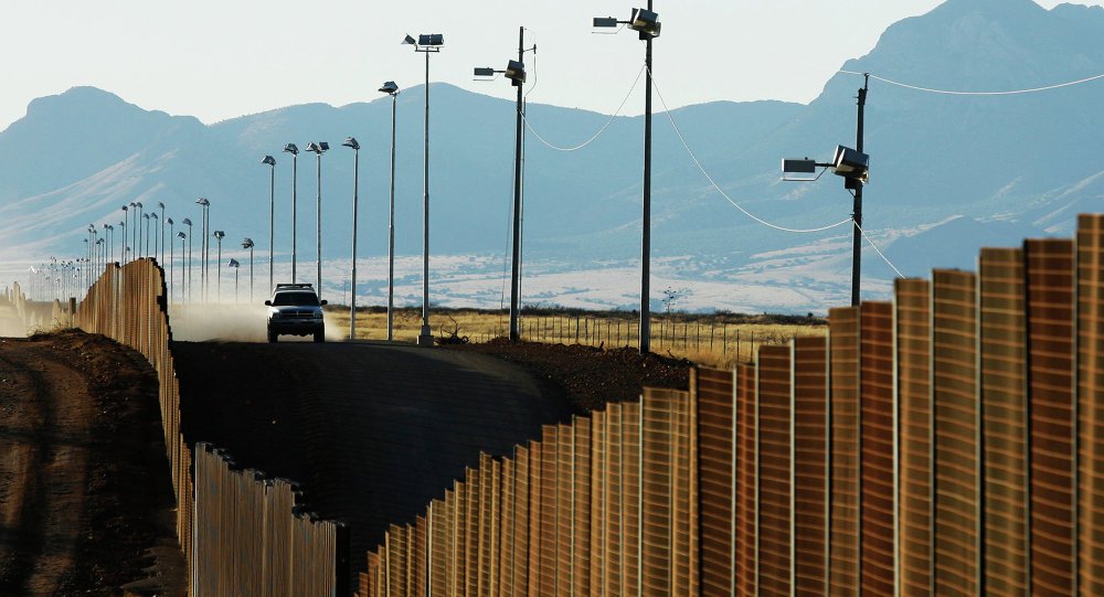 Segundo comunicado da Casa Branca nesta quinta-feira (26), o presidente Donald Trump quer uma taxa de importação de 20% sobre todos os produtos mexicanos para financiar a construção do muro na fronteira entre os dois países