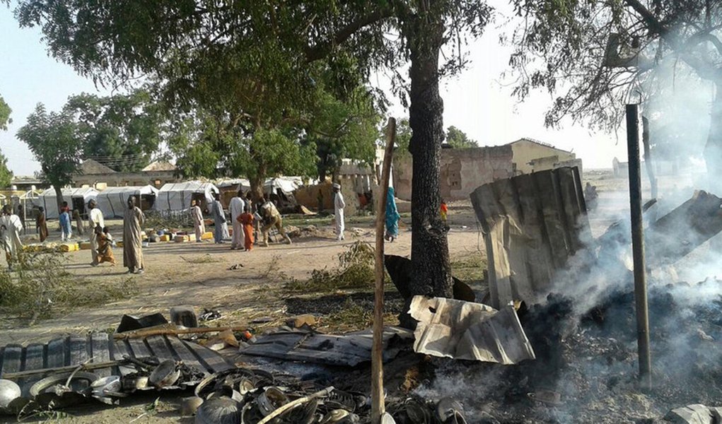 Força Aérea da Nigéria matou ao menos 52 pessoas e feriu outras 120 em um ataque aéreo contra um acampamento de refugiados no nordeste do país, disse um porta-voz da organização Médicos Sem Fronteiras (MSF), após os militares afirmarem que o ataque era para ser contra militantes do Boko Haram; ataque ocorreu em Rann, no Estado de Borno, epicentro da tentativa que já dura sete anos do grupo jihadista de criar um califado islâmico