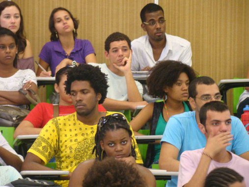 Com a Lei nós conseguimos aumentar o número de jovens que entram nas universidades, mas o desafio agora é outro: como manter essa juventude lá? Por incrível que pareça, entrar na educação superior hoje é um dos menores desafios destes jovens