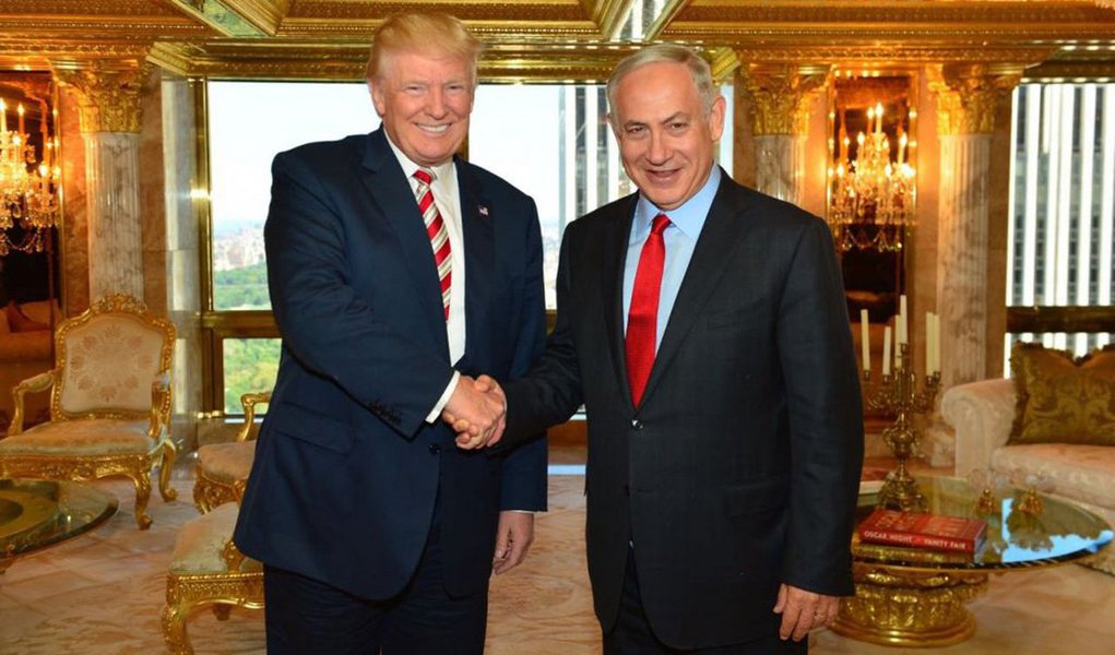 Primeiro-ministro de Israel, Benjamin Netanyahu classificou de “ótima ideia” a intenção do presidente dos EUA, Donald Trump, de construir um muro na fronteira com o México; “O presidente Donald Trump está certo. Eu construí um muro ao longo da fronteira sul de Israel. Isso parou totalmente o fluxo de imigração ilegal. Um ótimo resultado. Uma ótima idéia”, disse; Netanyahu comandou, em 2014, um dos maiores genocídios dos últimos anos; de julho a agosto daquele ano, mais de 1,7 mil palestinos morreram, até mesmo crianças dentro de hospitais e escolas, sendo o ministro o responsável pela maioria das 2,2 mil mortes no ano inteiro; foi o maior número de óbitos de palestinos desde 1967, segundo a ONU