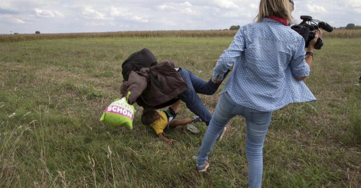 A húngara Petra Laszlo, que chocou o mundo ao ser filmada colocando o pé para derrubar um imigrante que levava uma criança no colo, quando um grupo grande fugia da polícia em 2015, foi considerada culpada de vandalismo e condenada a cumprir três anos de liberdade condicional