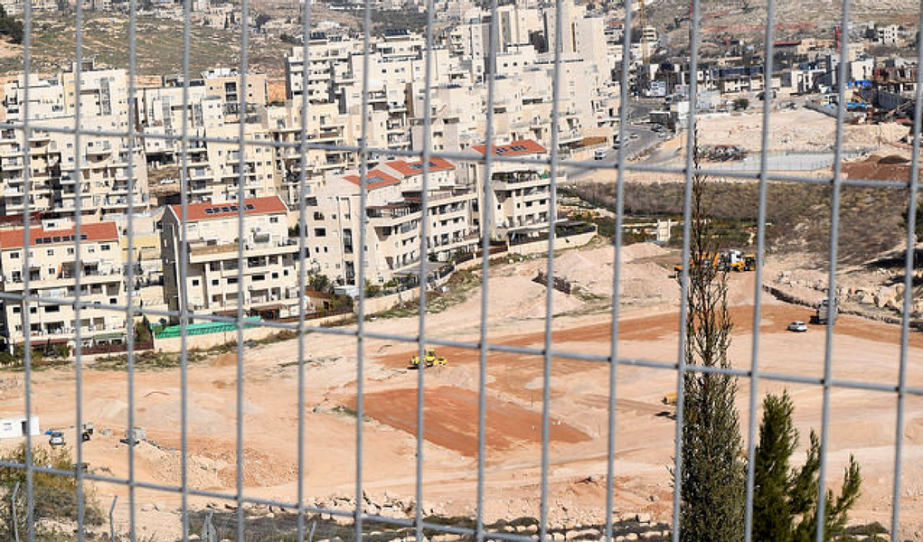 O governo de Israel aprovou, neste domingo (22), a construção de 566 novas casas em três assentamentos israelenses em território palestino, localizados no leste da cidade de Jerusalém; decisão é contrária ao que definiu o Conselho de Segurança da Organização das Nações Unidas (ONU), no último dia 23 de dezembro, quando o órgão aprovou uma resolução que considera ilegal os novos assentamentos israelenses em territórios ocupados