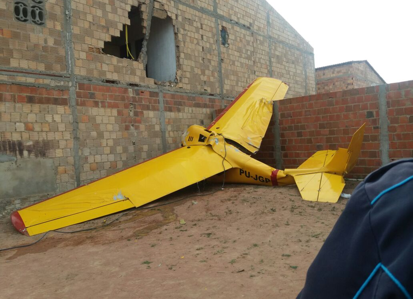 Um avião de pequeno porte caiu e atingiu uma residência no município de Camocim, na manhã desta quarta-feira (18). Dois homens que estavam na aeronave e uma criança, atingida por tijolos, ficaram feridos e foram encaminhados ao hospital