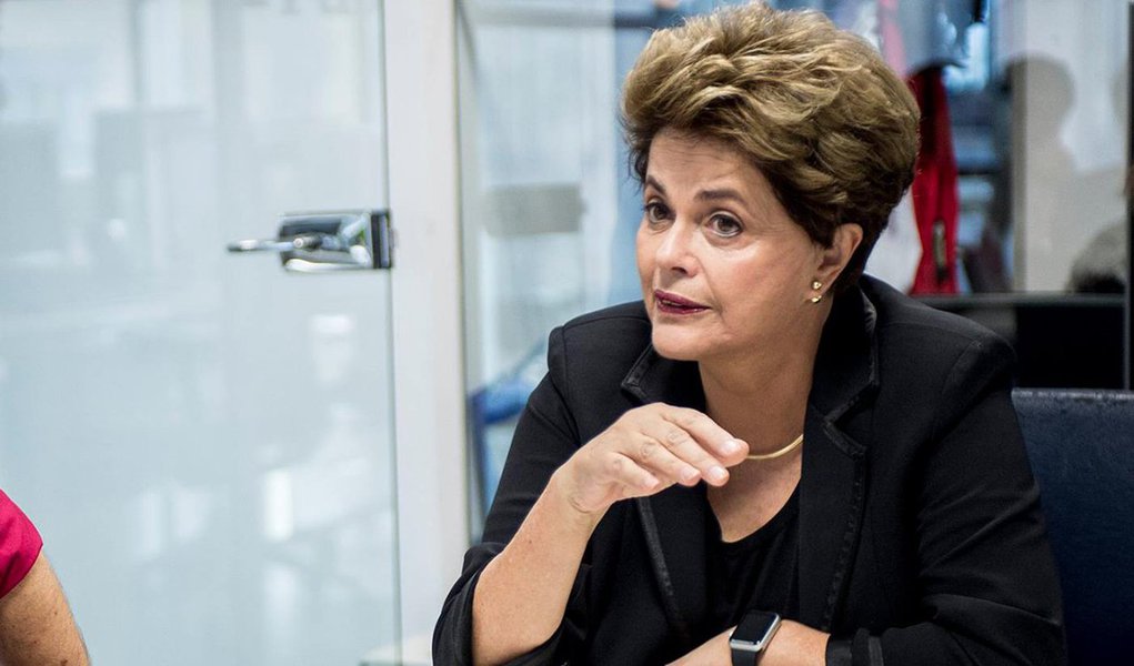 Em coletiva de imprensa em Sevilla, na Espanha, Dilma Rousseff defendeu nesta terça-feira 23 a candidatura do ex-presidente Lula em 2018. "Eu creio e desejo que ele seja candidato. Será importante para o Brasil", afirmou; "O primeiro golpe foi o meu impeachment. O segundo é impedir que Lula seja candidato", declarou; ela disse acreditar que Lula "ganharia as eleições por todas as suas realizações"; a presidente reafirmou que interromper a democracia foi a única maneira de o atual governo, de Michel Temer, implantar o programa neoliberal derrotado quatro vezes nas urnas; "Não podemos perder a democracia. E eu asseguro que se houver democracia, nós venceremos de novo", ressaltou