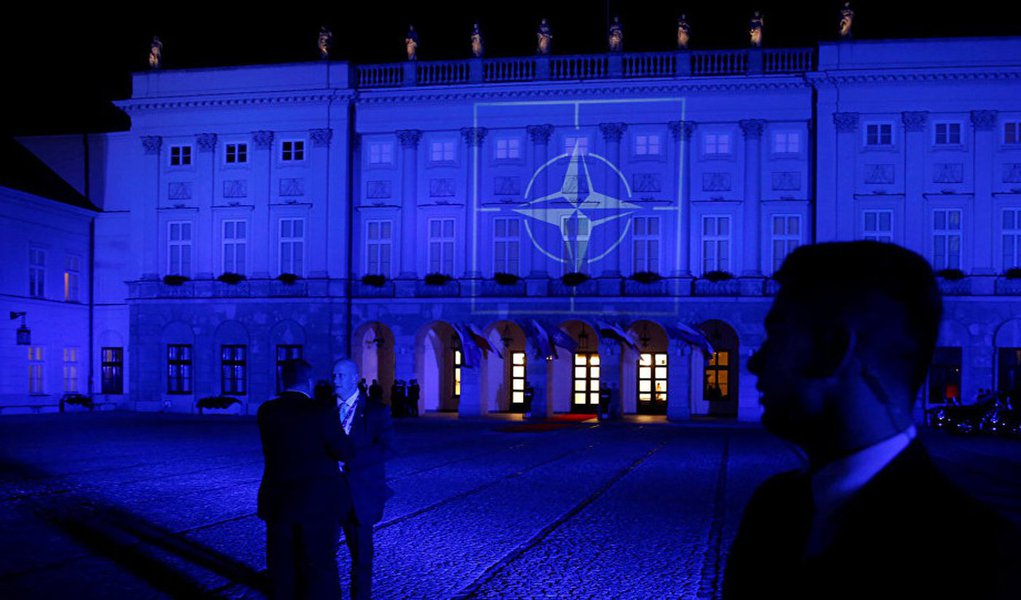 O secretário-geral da OTAN, Jens Stoltenberg, fez um apelo ao presidente eleito dos EUA, Donald Trump, nas páginas do jornal britânico The Guardian; "Estamos diante de um dos maiores desafios de toda uma geração para a nossa segurança. Agora não é hora de questionar o valor da parceria entre a Europa e os Estados Unidos", disse Stoltenberg
