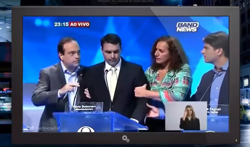 Paes janta Flávio Bolsonaro e resgata vídeo de senador desmaiando em debate