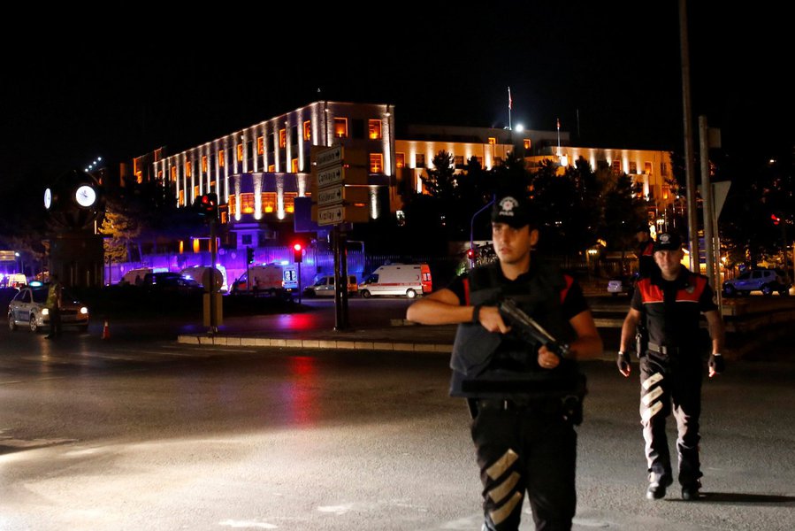 São já 1.563 os militares detidos na Turquia, comunica a agência Reuters citando um oficial turco. De acordo com a fonte, a maioria dos detidos são oficiais subalternos.  Cerca de 200 militares desarmados abandonaram os quartéis-generais em Ancara e se entregaram à policia, comunica a mídia local