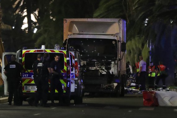A polícia prendeu um homem e uma mulher na cidade francesa de Nice neste domingo por conexão com o ataque com um caminhão, que matou pelo menos 84 pessoas, no Dia da Bastilha; autoridades já detiveram ao todo sete pessoas conectadas com o ataque, reivindicado pelo Estado Islâmico