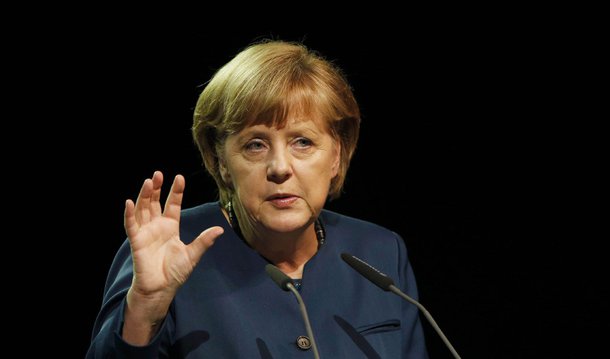 A chanceler da Alemanha, Angela Merkel, convocou para este sábado (23), em Berlim, uma reunião do Conselho Federal de Segurança para tratar do ataque desta sexta (22) na cidade de Munique; de acordo com o ministro de Assuntos Especiais, Peter Altmaier, Merkel está sendo informada sobre os desdobramentos em Munique a todo momento; ele acrescentou que o governo já enviou membros da força de elite contraterrorismo para a cidade