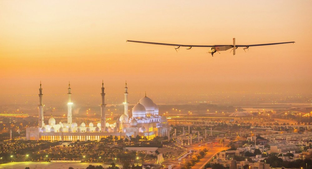 O avião Solar Impulse 2 (SI-2), que usa apenas energia solar, decolou do Cairo em direção a Abu Dhabi, a última etapa de sua volta ao redor do mundo, declarou Bertrand Piccard, fundador do projeto, à mídia no domingo