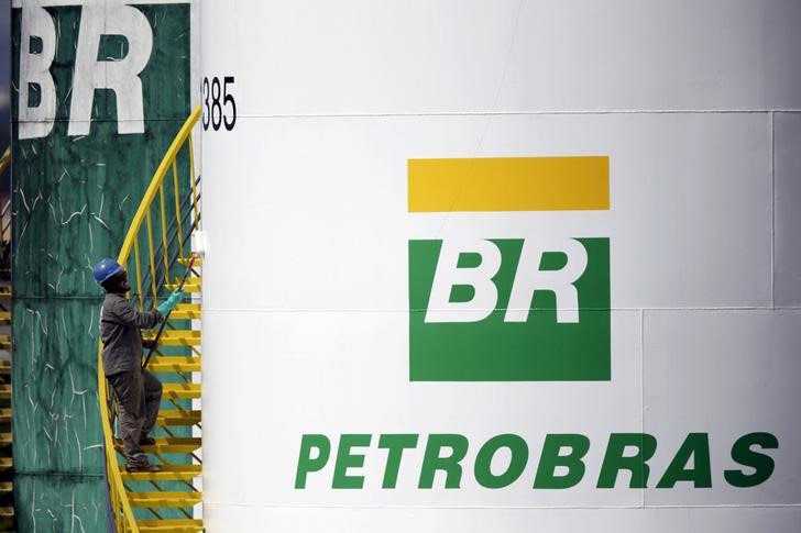 Um trabalhador pinta um tanque da Petrobras em Brasília. 30/09/2015. REUTERS/Ueslei Marcelino