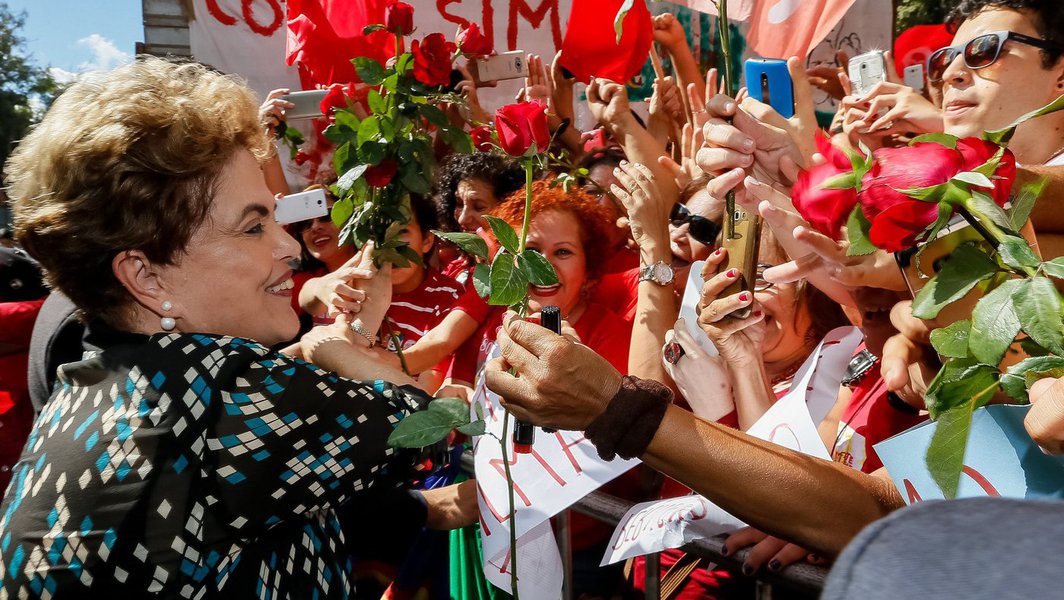 "A história costuma ser irônica. Mais uma prova disso é que, duramente criticada inclusive por seus pares de PT, Dilma Rousseff pode ser a via pela qual o próprio PT pode vir a se recuperar como partido, pelo menos em parte. Com toda a crise que levou o Brasil a uma das fases mais obscuras de sua história, Dilma tem protagonizado nas últimas semanas um fenômeno extremamente interessante: sua popularidade cresce a olhos vistos. Mais do que isso: ela está superando a popularidade que poucos (ou ninguém) esperavam que poderia ter"; a análise é do jornalista Eduardo Maretti, para quem, "Dilma tem incendiado uma militância até outro dia adormecida" e se mostra "um passo à frente do petismo lulista"