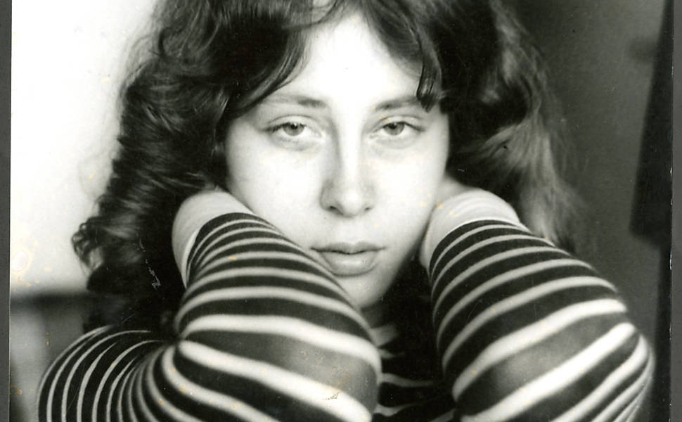 A literatura é uma morta. Uma mulher morta. Quando o mundo se desordena no sublime do pós gênero, a literatura ainda chafurda em modos cadavéricos numa festa que exalta o suicídio da musa