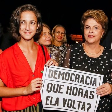 A sociedade agora percebe o retrocesso representado por Temer que favorece corruptos e adota uma agenda contrária aos interesses nacionais. Neste cenário, a volta de Dilma torna-se cada vez mais possível. O povo brasileiro não merece essa corja. Que horas ela volta? Espero que logo