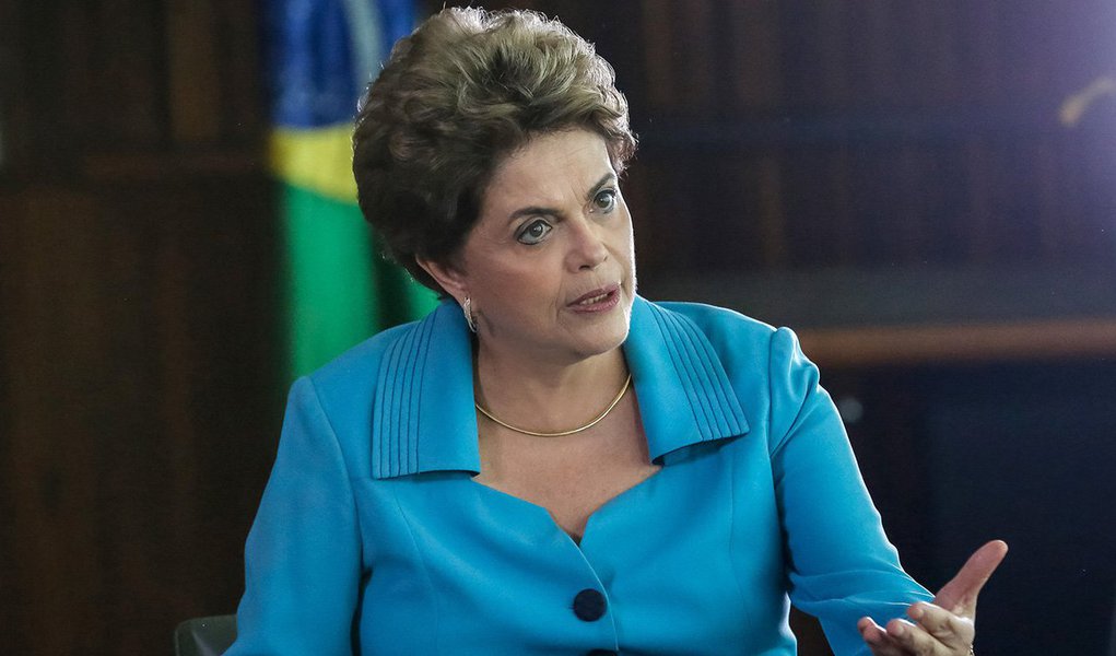 Presidente eleita Dilma Rousseff deve apresentar sua carta aberta aos senadores no próximo dia 9 de agosto, às vésperas da pronúncia, espécie de prévia da votação do impeachment; segundo a colunista Natuza Nery, aliados de Dilma andam fazendo suspense sobre a estratégia para o julgamento final da petista, quando o Senado se transformará em uma espécie de júri; meta é aumentar os os 22 votos conquistados na abertura do processo; para barrar o impeachment, Dilma precisa de 28 votos contrários