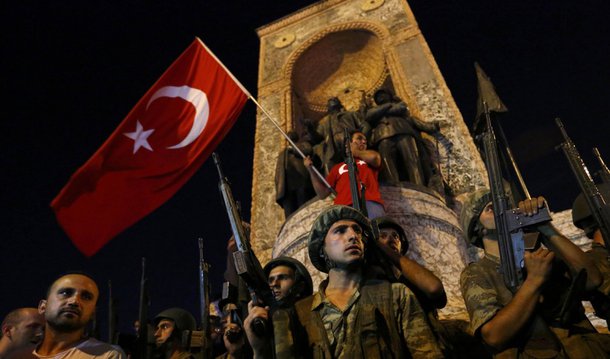 Turquia decidiu suspender temporariamente a Convenção Europeia de Direitos Humanos, que inclui as liberdades fundamentais dos homens e a proibição da pena de morte – autorizada apenas em caso de uma guerra; medida vigorará durante o estado de emergência, decretado por três meses pelo governo do presidente Recep Tayyp Erdogan após uma tentativa fracassada de golpe de Estado do Exército turco. Desde a tentativa fracassada de golpe de Estado, ocorrida na última sexta-feira (15), o governo já anunciou a prisão de cerca de 50 mil pessoas