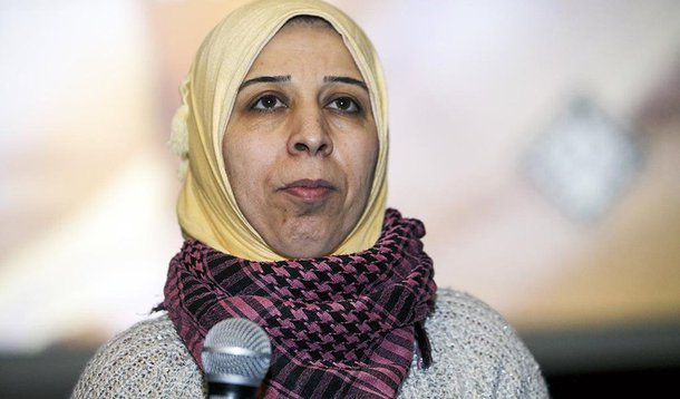 Baixinha, Souad Nawfal, que tem como hábito usar apenas o hijab, e por tradição identitária, não por obrigação, chegou a passar meses protestando contra a imposição de uma nova ideologia que segundo ela é totalitarista e contrária ao verdadeiro islã