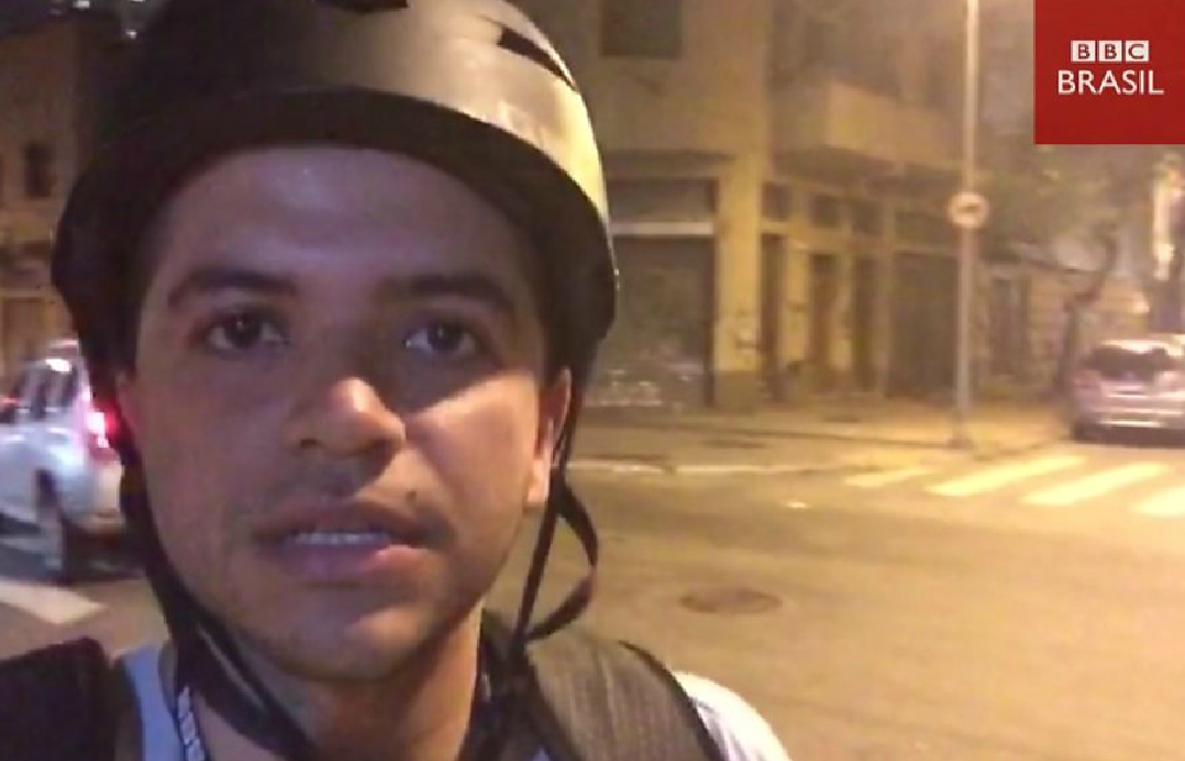 "'Sai da frente! Vaza, vaza!', diziam ao menos quatro policiais pouco antes de me atingir com golpes de cassetete no antebraço direito, na mão esquerda, no ombro direito, no peito e na perna direita. Um deles ainda me chamou de lixo", diz o repórter Felipe Souza, da BBC, ao narrar as agressões que sofreu da PM paulista enquanto cobria a manifestação pró-democracia em São Paulo