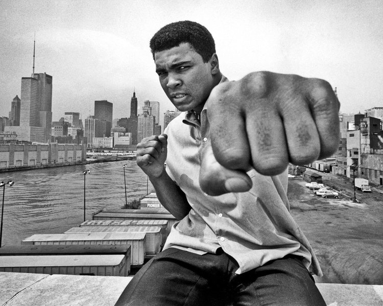 "Depois de um combate de 32 anos contra a doença de Parkinson, Muhammad Ali morreu, aos 74 anos de idade", anunciou o porta-voz da família, Bob Gunnell; Muhammad Ali, que foi campeão mundial de pesados em 1964, 1974 e 1978, já tinha sido hospitalizado no início do ano passado com uma infeção do trato urinário