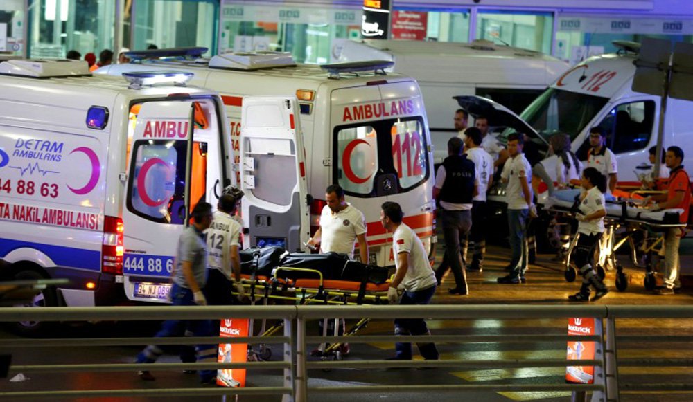 Paramédicos socorrem vítimas de ataque em aeroporto de Atarturk, em Istambul 28/06/2016 REUTERS/Osman Orsal