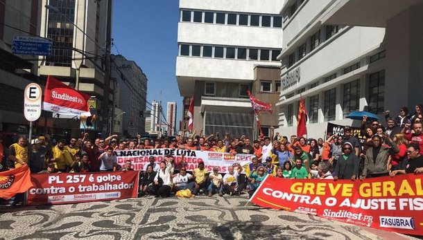 A luta popular contra o golpe não recrudesceu. Ao contrário, a consciência e a luta contra o governo intruso e pela democracia se estendem. Os trabalhadores começam a se mobilizar mais amplamente diante de reformas estruturais reversas, antidemocráticas: as reformas da providência e trabalhista