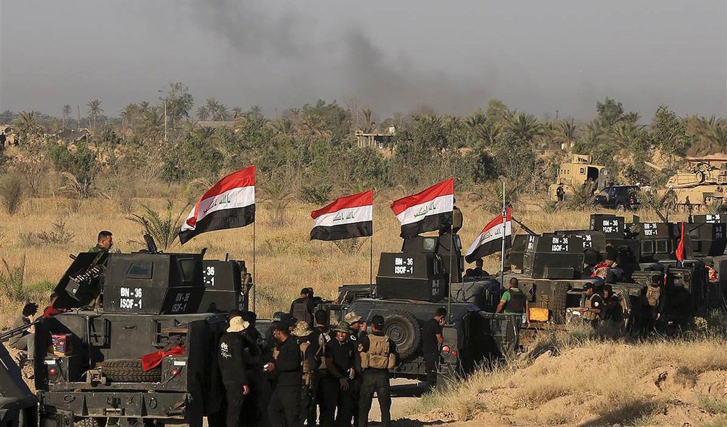 O Iraque anunciou neste domingo, 26, que recapturou o último distrito de Fallujah controlado por militantes do Estado Islâmico; "Anunciamos deste local, no centro do distrito de Golan, que ele está livre do terrorismo e a boa notícia aos iraquianos de que a batalha de Fallujah terminou", afirmou o tenente-general Abdul Wahab al-Saidi, em pronunciamento na TV estatal; Estado Islâmico controlada a cidade desde janeiro de 2014 e a ofensiva começou há mais de um mês; mais de 30 mil civis fugiram de Fallujah em apenas três dias, na semana passada