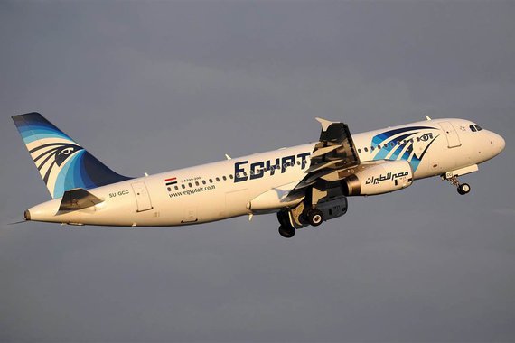 O áudio do gravador de voo do avião da EgyptAir menciona um incêndio no avião em seus momentos finais, disse neste sábado o comitê de investigação; o Airbus A320 mergulhou no leste do Mediterrâneo durante uma rota entre Paris e Cairo em 19 de maio. Todas as 66 pessoas a bordo morreram