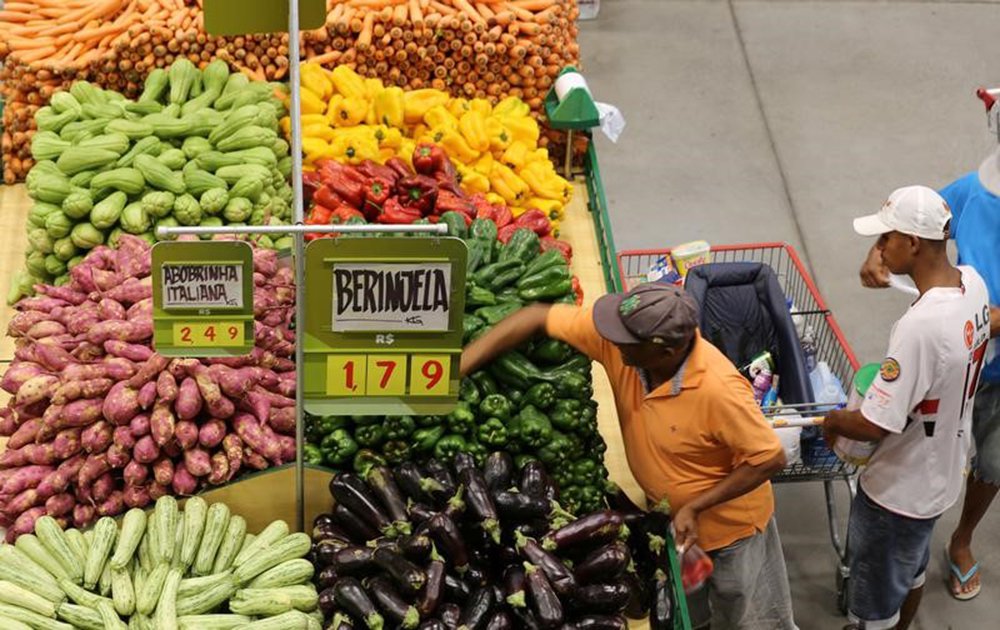 Consumidor em mercado em São Paulo. 11/01/2017 REUTERS/Paulo Whitaker