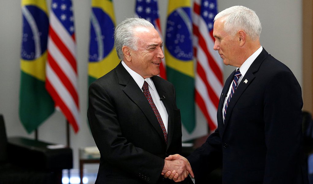 Presidente Michel Temer cumprimenta vice-presidente dos EUA, Mike Pence, em Brasília 26/06/2018 REUTERS/Adriano Machado