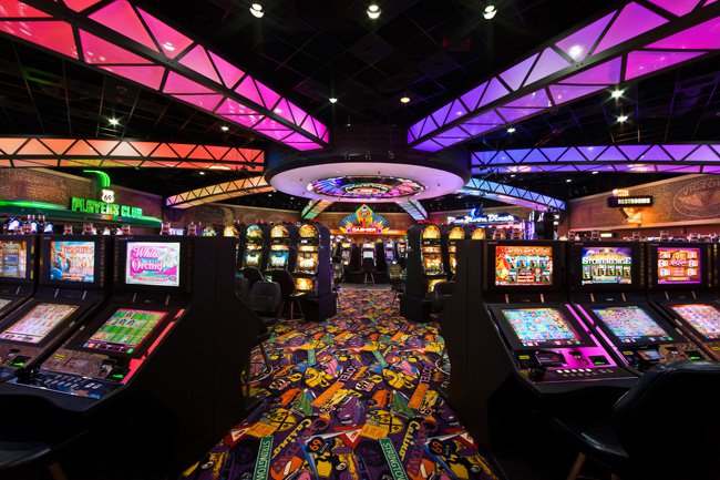 Colorido psicodélico de um dos salões de jogos do cassino Horseshoe, em Baltimore