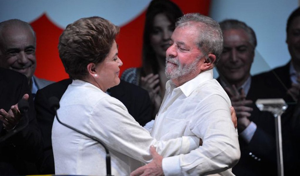 Em reunião ocorrida ontem, em Brasília, a presidente Dilma Rousseff teria oferecido um Ministério ao ex-presidente Lula, que, por sua vez, estaria resistindo a aceitar; caso isso ocorra, Lula teria foro privilegiado e não poderia mais ser alcançado pelas investigações do juiz Sergio Moro, passando a ser investigado apenas no Supremo Tribunal Federal; o PT teme que Lula, seu potencial candidato em 2018, seja impedido de disputar as eleições em razão de uma eventual condenação em processo aberto por Moro; de acordo com Renato Rovai, Lula também tratou do assunto com o presidente do Senado, Renan Calheiros, e com o José Sarney, ambos do PMDB, e surgiu a hipótese de que lhe seja oferecido o ministério das Relações Exteriores