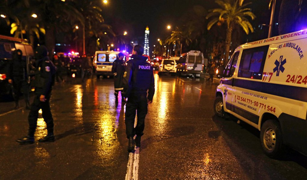 Explosão atingiu um carro com membros da guarda presidencial da Tunísia deixando mortos e feridos e, segundo disse o porta-voz da presidência, Moez Sinaoui, à agência France Presse, foi "um atentado"