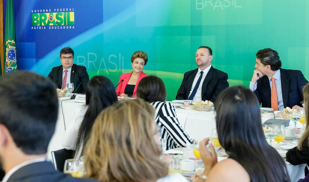 Presidente Dilma Rousseff afirmou nesta quinta-feira, em conversa com jornalistas, que nunca discutiu uma "guinada à esquerda" na política econômica com a cúpula do PT; Dilma disse estar mais preocupada em assegurar a estabilidade fiscal, o combate à inflação e a retomada do crescimento; "Acho muito bom que o PT tenha suas posições. Agora, o governo não responde só ao PT, só ao PMDB e só a qualquer um dos partidos da base aliada. Responde a todos, mas também responde às necessidades da sociedade", disse; afirmou que o maior erro da sua gestão "foi não ver que a crise era tão grande"