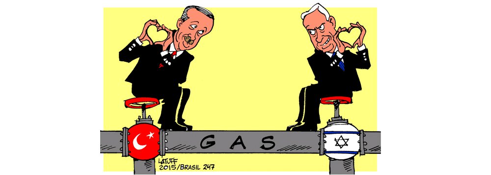 Após a crise provocada pelo ataque israelense contra um navio turco que se dirigia para Gaza, em 2010, países firmam acordo em segredo na Suíça, que estabelece o início das negociações para exportar gás natural para a Turquia; a reconciliação, retratada pelo cartunista brasileiro Carlos Latuff, ignora a Palestina