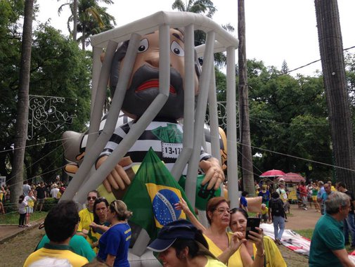 Dizem que a nova geração é a mais indignada com o atual governo. Confesso que, na manifestação na Praça da Liberdade, em Belo Horizonte, fiquei um pouco confuso com o conceito de "nova geração"