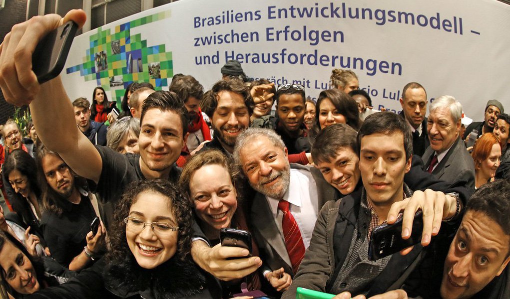 Em mensagem de final de ano, o Instituto Lula lamenta “episódios negativos em meio a uma intensa campanha de ódio contra o projeto de país que Lula defende e representa” e deseja que “a intolerância política fique para trás e possamos viver plenamente a democracia, com o respeito à livre organização e às diferenças de opinião”